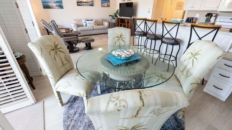 Apartment, Multiple Beds, Pool View (Villa del Sol- #205) | Dining