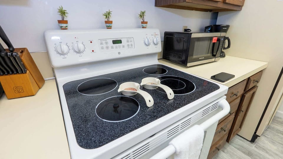Apartment, Multiple Beds, Ocean View (Embassy 502 ) | Private kitchen