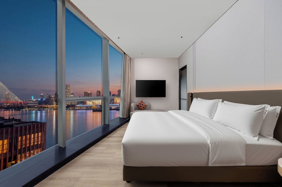 1 King Standard River View | Down comforters, desk, laptop workspace, blackout drapes