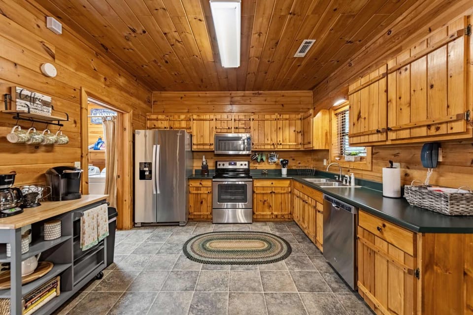 Cabin, Multiple Beds, Hot Tub, Mountain View (DogWood Lodge) | Private kitchen