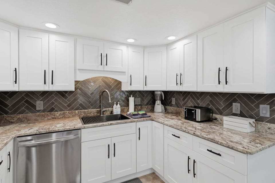 House, Multiple Beds (Tradewinds) | Private kitchen