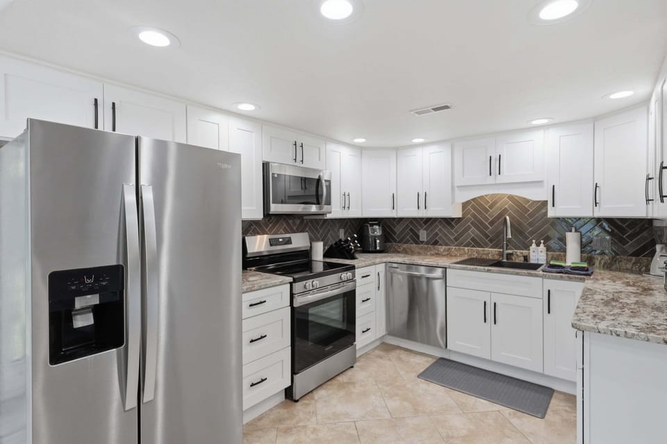 House, Multiple Beds (Tradewinds) | Private kitchen
