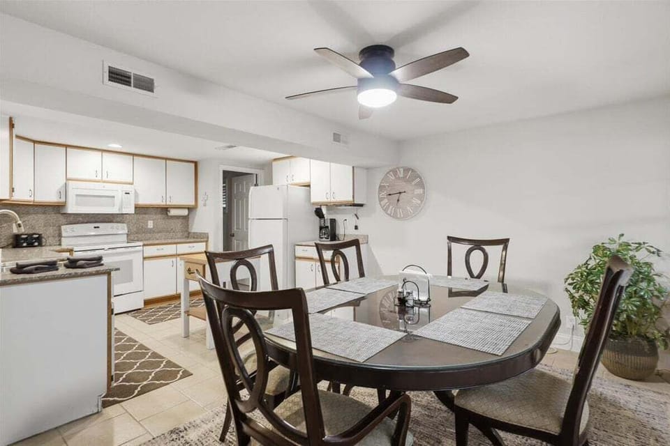 House, Multiple Beds (Sioux Trails Sunsets) | Private kitchen