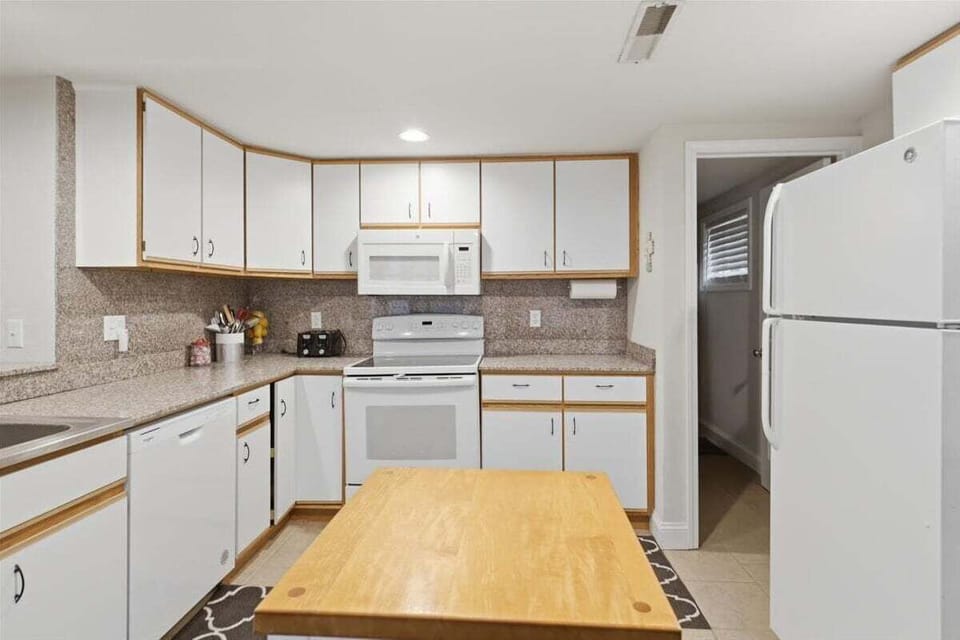 House, Multiple Beds (Sioux Trails Sunsets) | Private kitchen