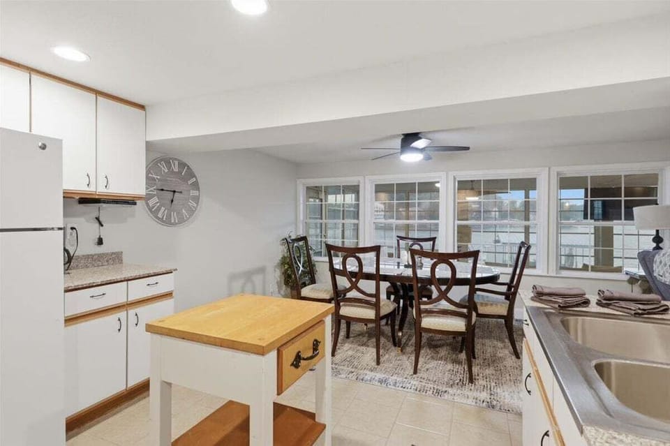 House, Multiple Beds (Sioux Trails Sunsets) | 4 bedrooms, individually decorated, individually furnished, bed sheets