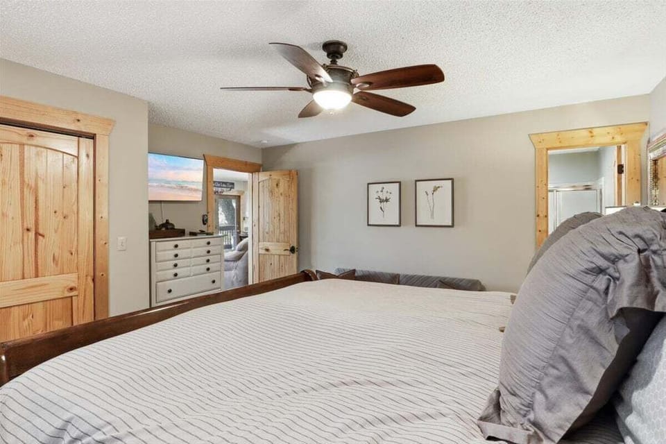Byrde's Eye Quiet Cove w/ Boat Slip & PWC Slips - Amazing Views Apartment in Lake of the Ozarks