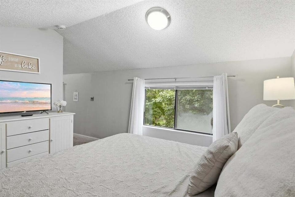 Amazing Glaize - Spacious Lakefront Home in Osage Beach House in Osage Beach