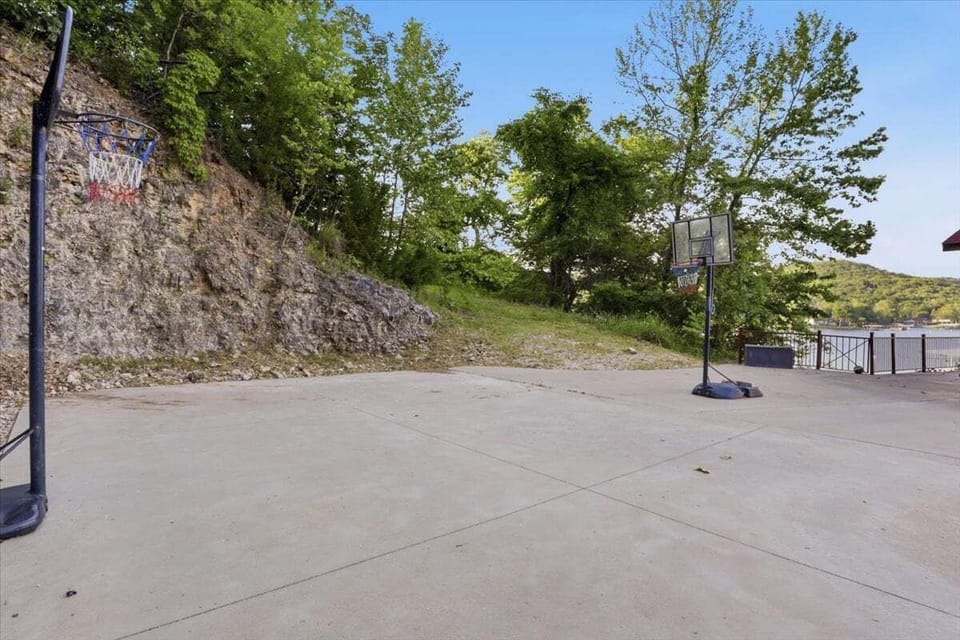 Lakefront on Big Niangua, 2 Heated Pools, Boat Slip, Fire Pit, & Big Views Apartment in Missouri