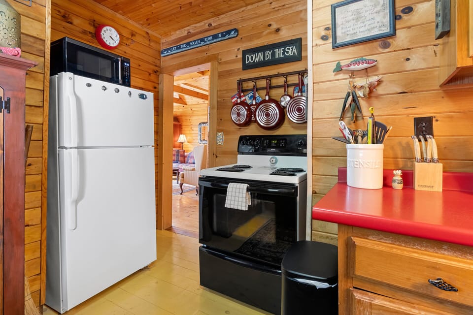 Cottage, Multiple Beds, Kitchen (Capstone Cottage) | Private kitchen