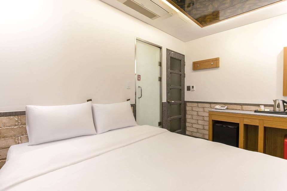 Standard Double Room, City View | Iron/ironing board (on request), WiFi (free), individually decorated