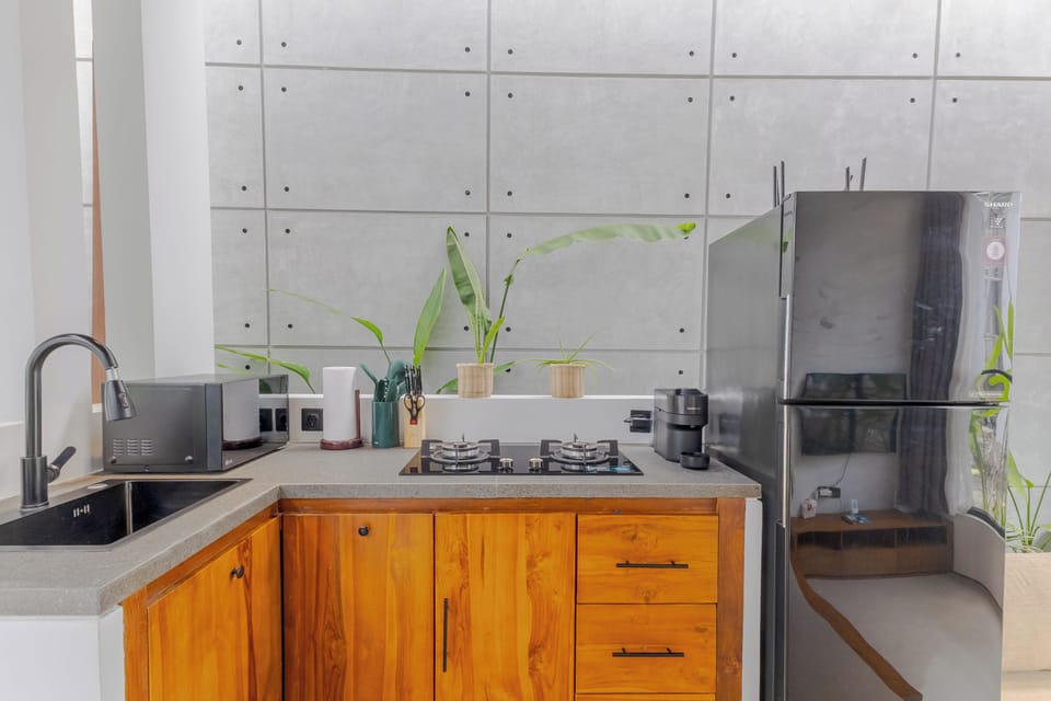 Coffee/tea maker, electric kettle, paper towels, dining table