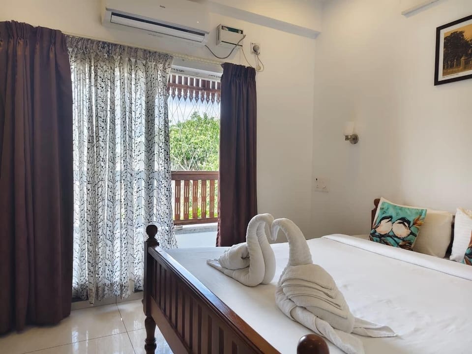 Deluxe Room | Hypo-allergenic bedding available, desk, WiFi (free), bed sheets