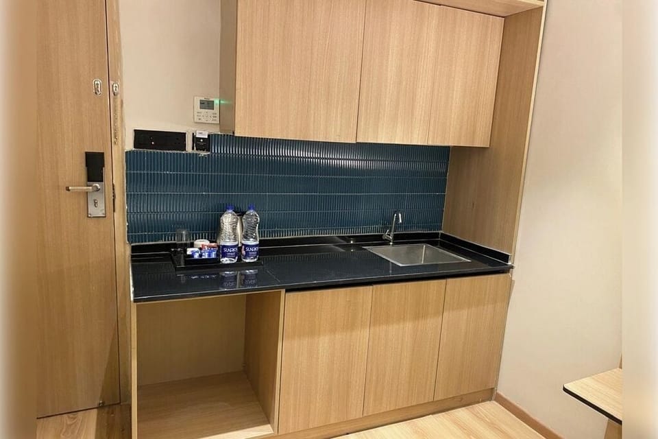 Shared fridge, cookware/dishes/utensils