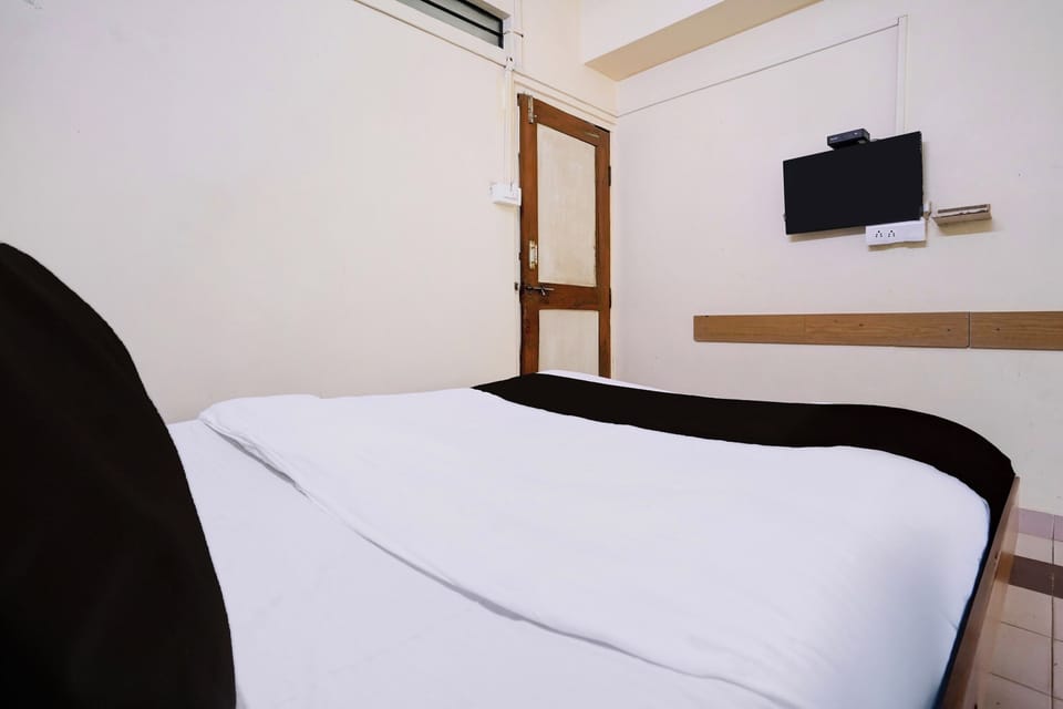 Desk, WiFi (free), bed sheets