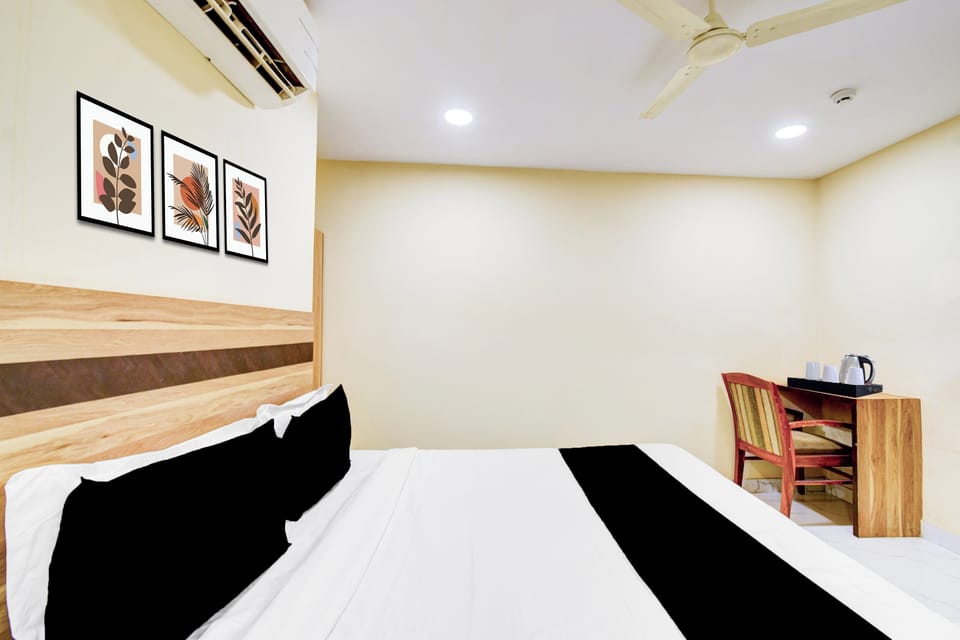 Deluxe Double Room | Desk, WiFi (free), bed sheets