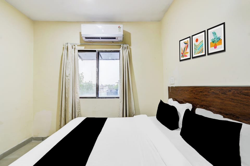 Desk, WiFi (free), bed sheets