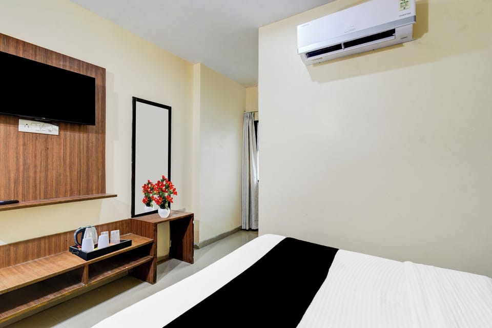 Desk, WiFi (free), bed sheets