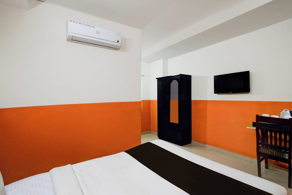 Deluxe Room | Desk, WiFi (free), bed sheets