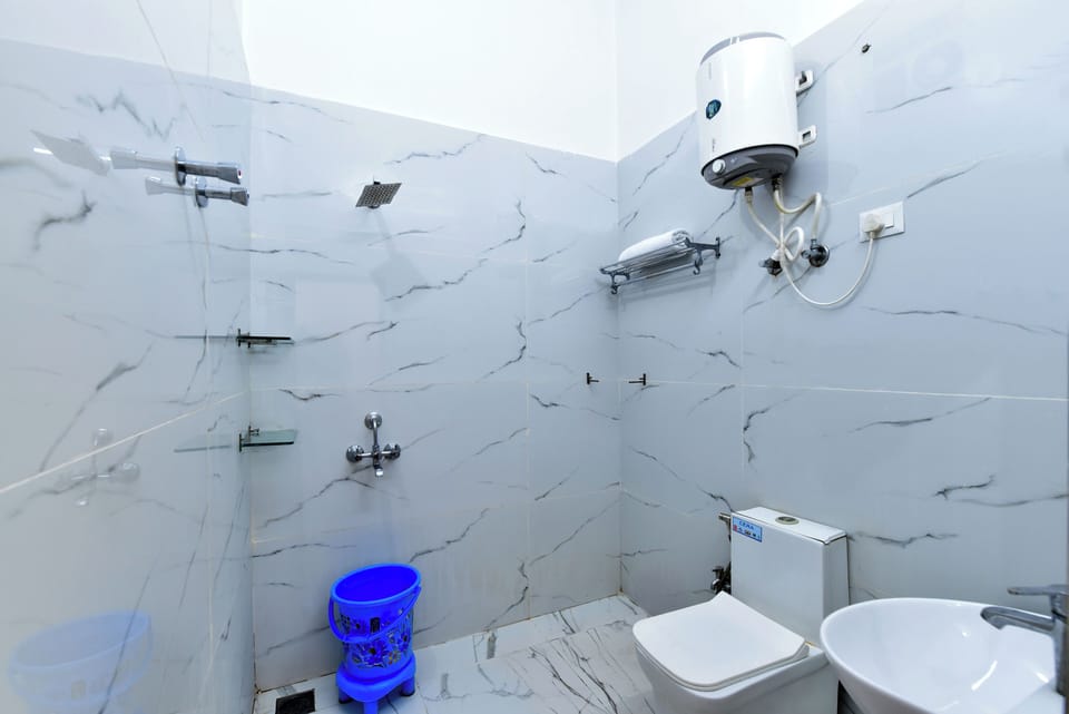 Deluxe Room, Garden View | Bathroom | Shower, towels, soap, shampoo