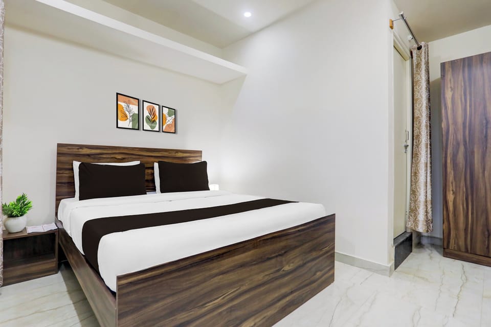 Desk, WiFi (free), bed sheets