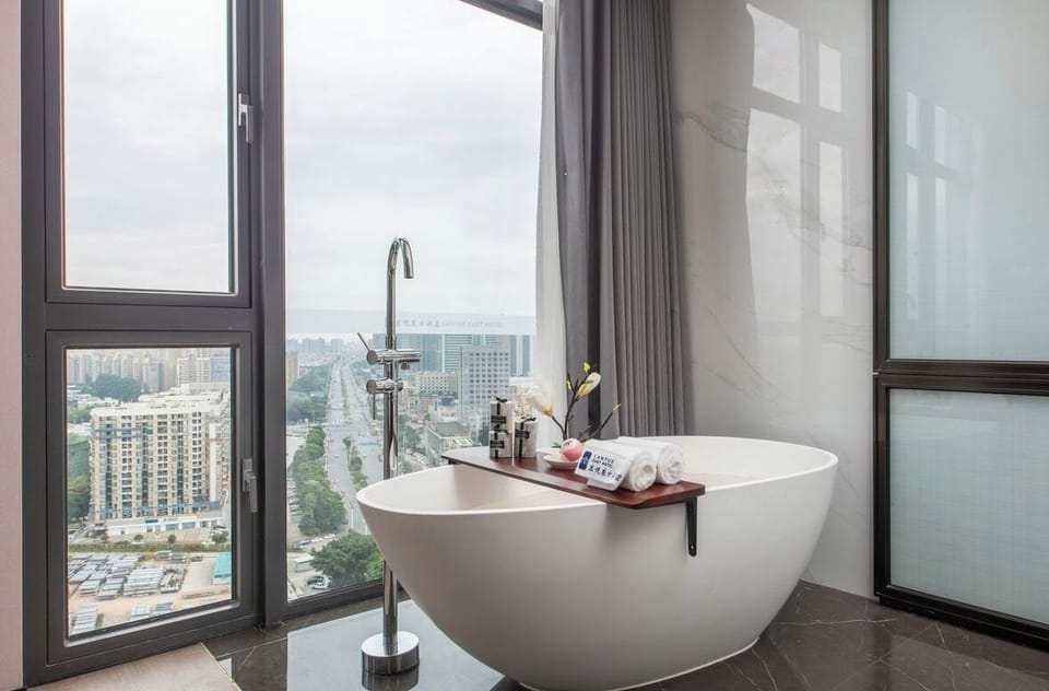 Premier Room, City View | Bathroom | Separate tub and shower, free toiletries, hair dryer, slippers