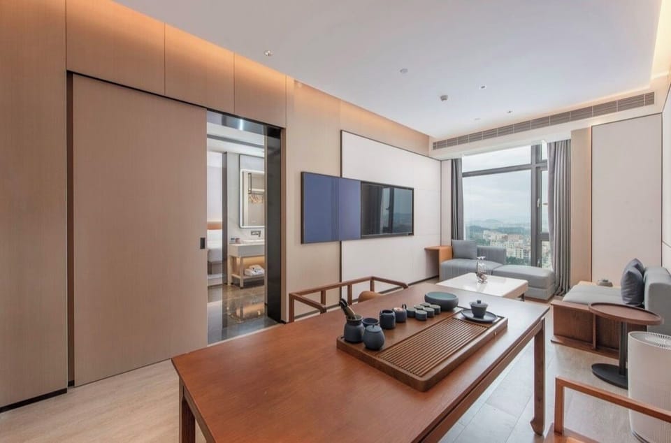 Luxury Suite, City View | Interior