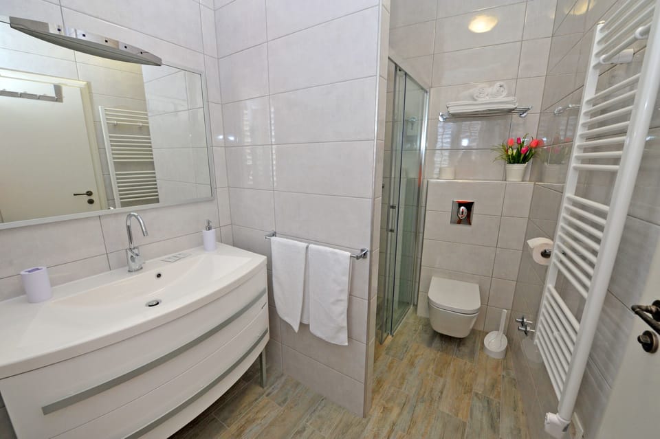 Deluxe Double Room, City View | Bathroom | Shower, free toiletries, hair dryer, towels