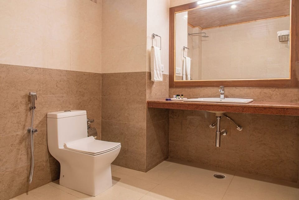 Deluxe Room, Balcony, Mountain View | Bathroom | Shower, towels, soap, shampoo