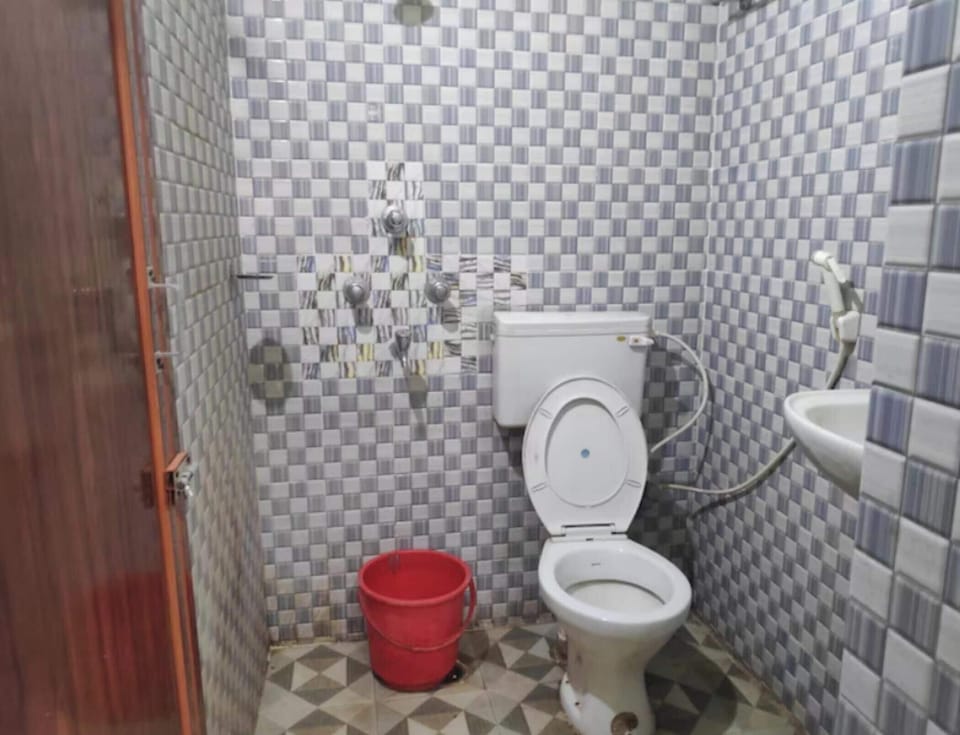 Family Room | Bathroom | Shower, towels, shampoo