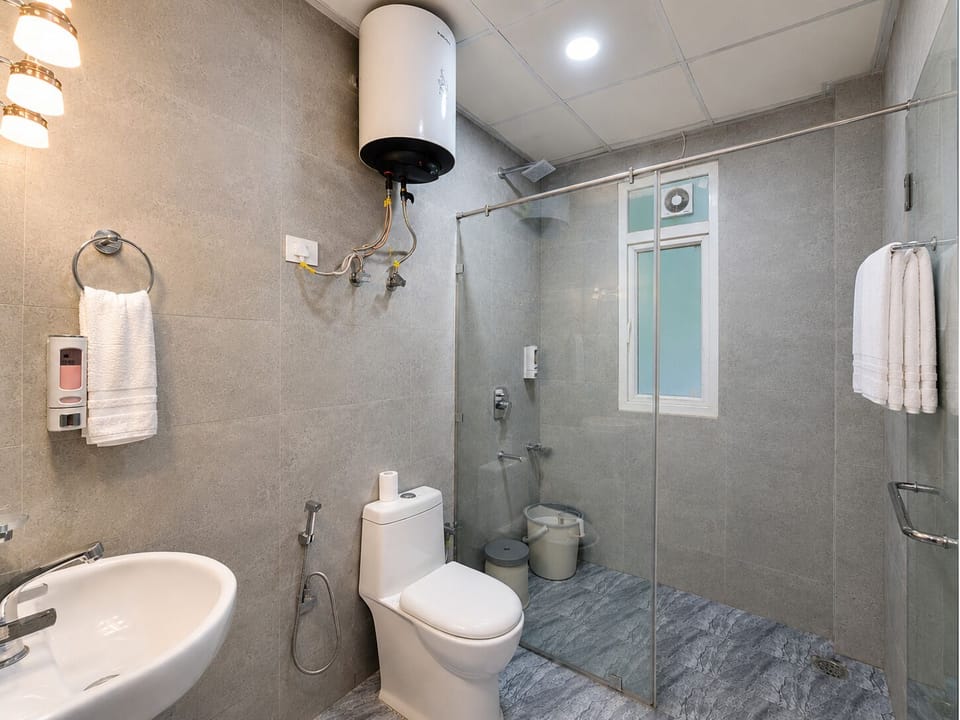 Suite | Bathroom | Shower, towels, soap, shampoo
