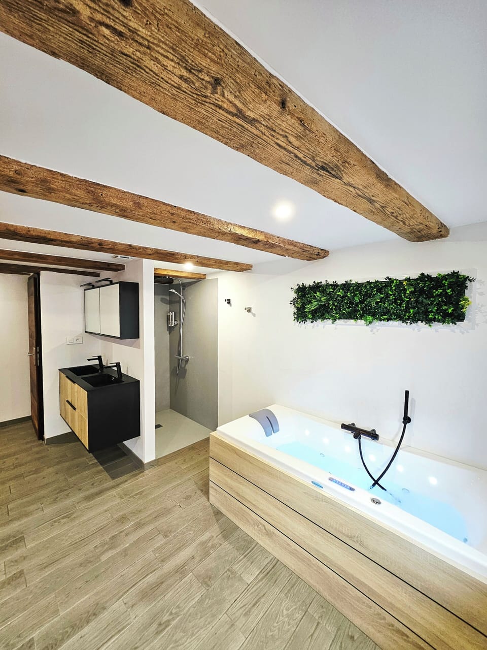 Superior Double Room, City View | Bathroom | Hair dryer, towels, shampoo, toilet paper