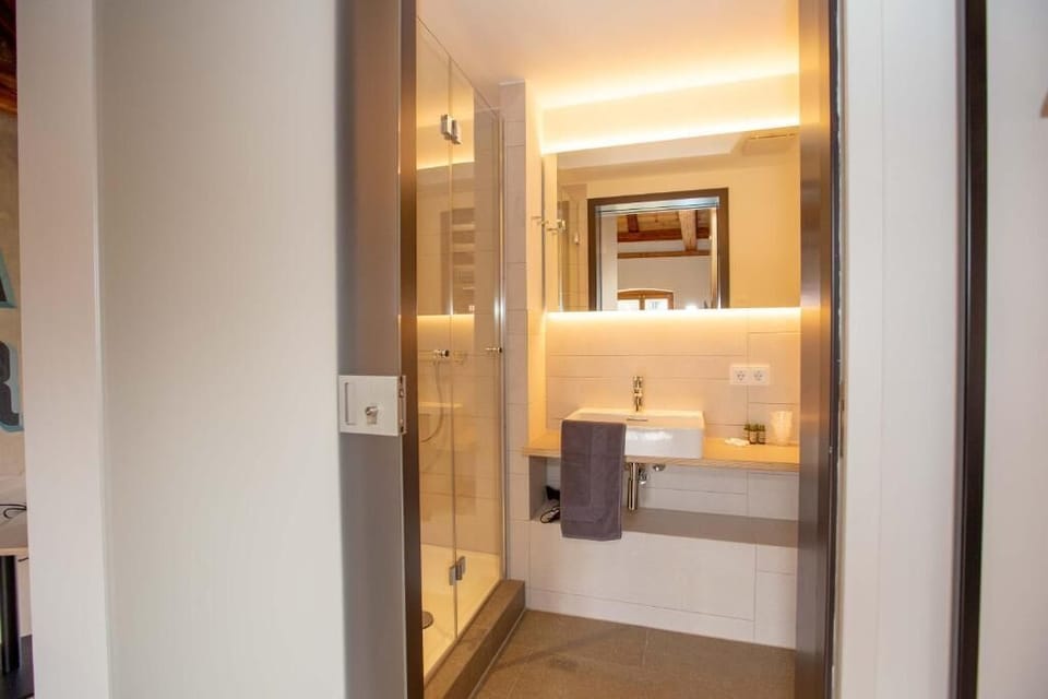 Double Room, Private Bathroom | Bathroom | Shower, hair dryer, soap, shampoo