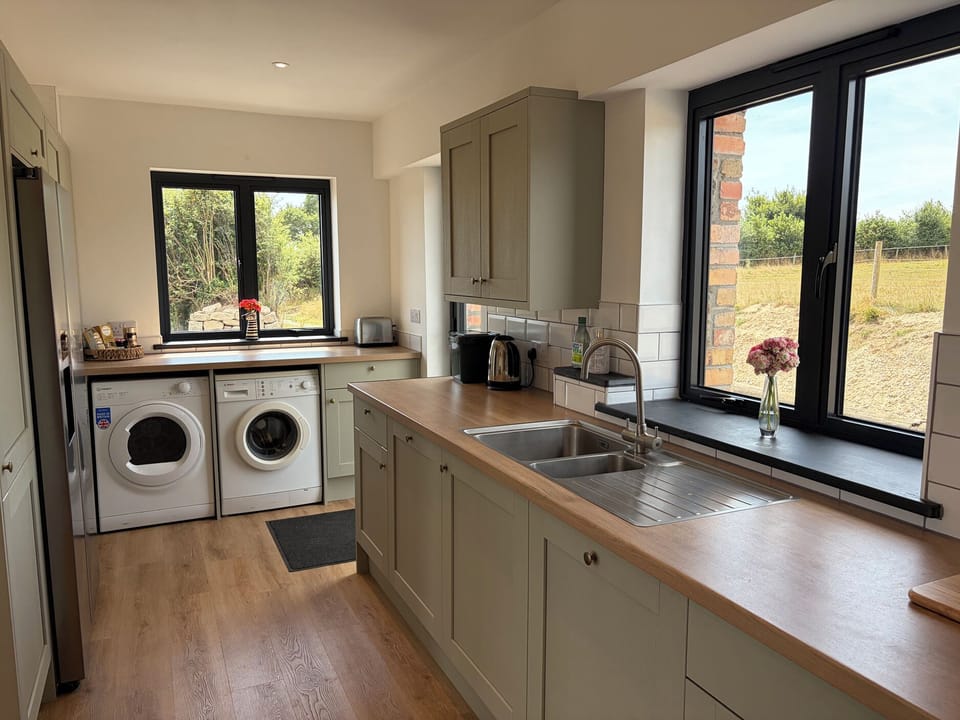 Cottage | Private kitchen | Dishwasher, cookware/dishes/utensils
