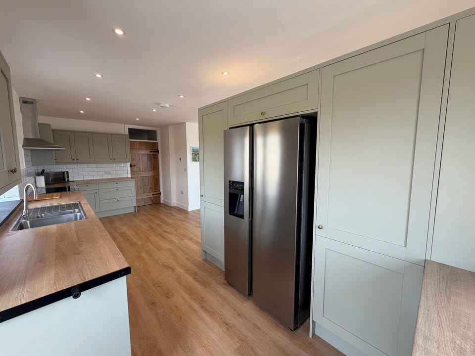 Cottage | Private kitchen | Dishwasher, cookware/dishes/utensils