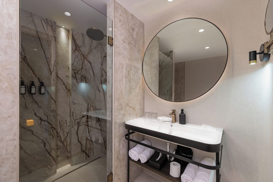 Superior room with panoramic and pool view with balcony | Bathroom | Hair dryer, towels, soap, toilet paper