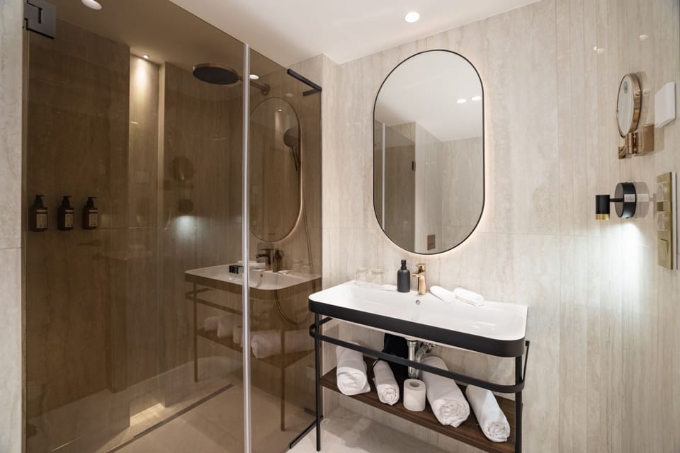 Classic room with side lake view and balcony | Bathroom | Hair dryer, towels, soap, toilet paper