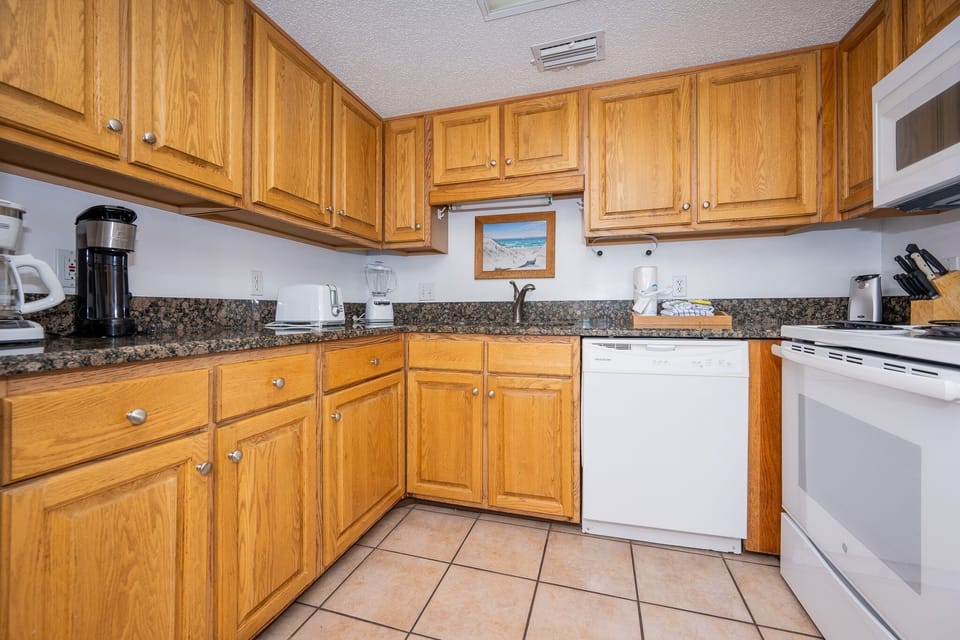 Condo, 1 Bedroom | Private kitchen | Coffee/tea maker, fridge, oven