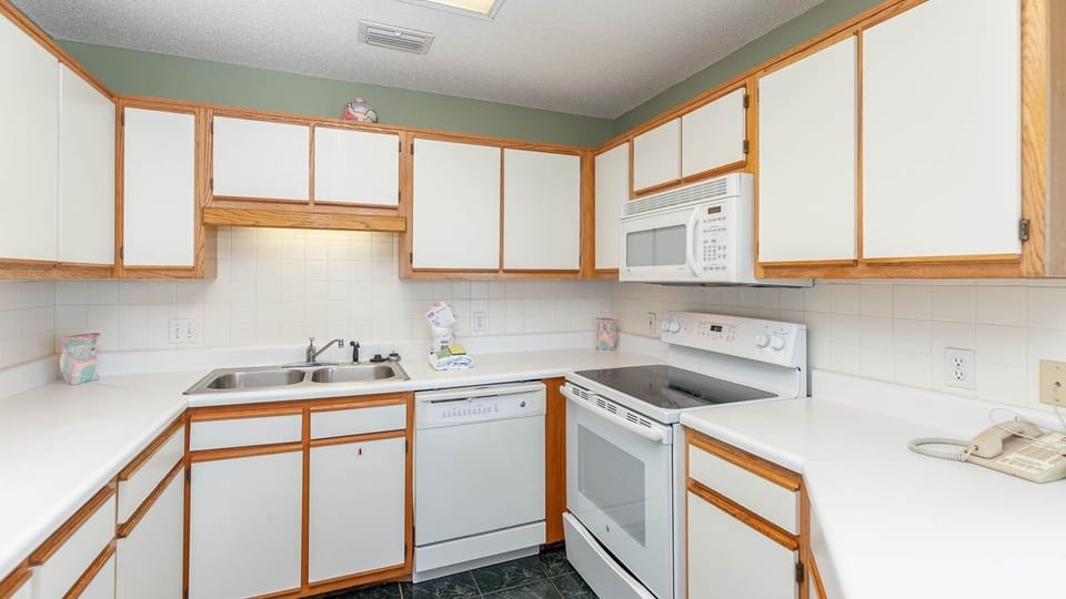 Condo, 1 Bedroom | Private kitchen | Coffee/tea maker, fridge, oven