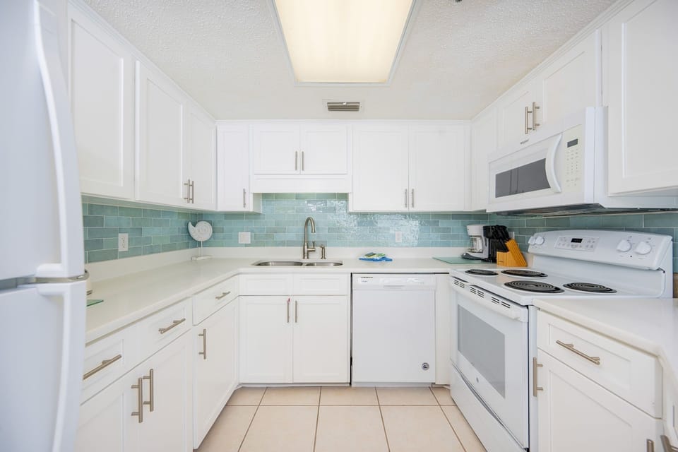 Condo, 1 Bedroom | Private kitchen | Coffee/tea maker, fridge, oven
