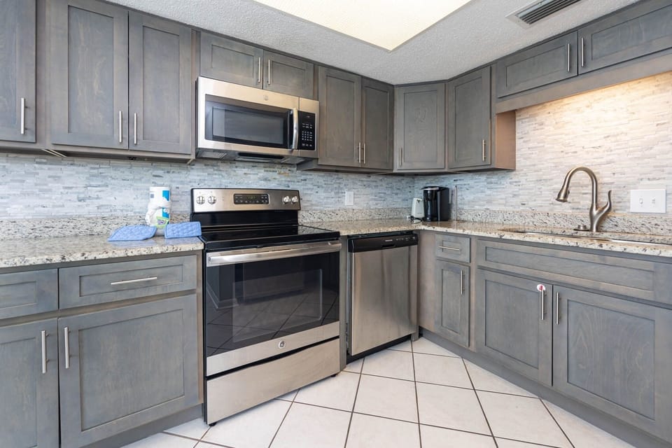 Condo, 1 Bedroom | Private kitchen | Coffee/tea maker, fridge, oven