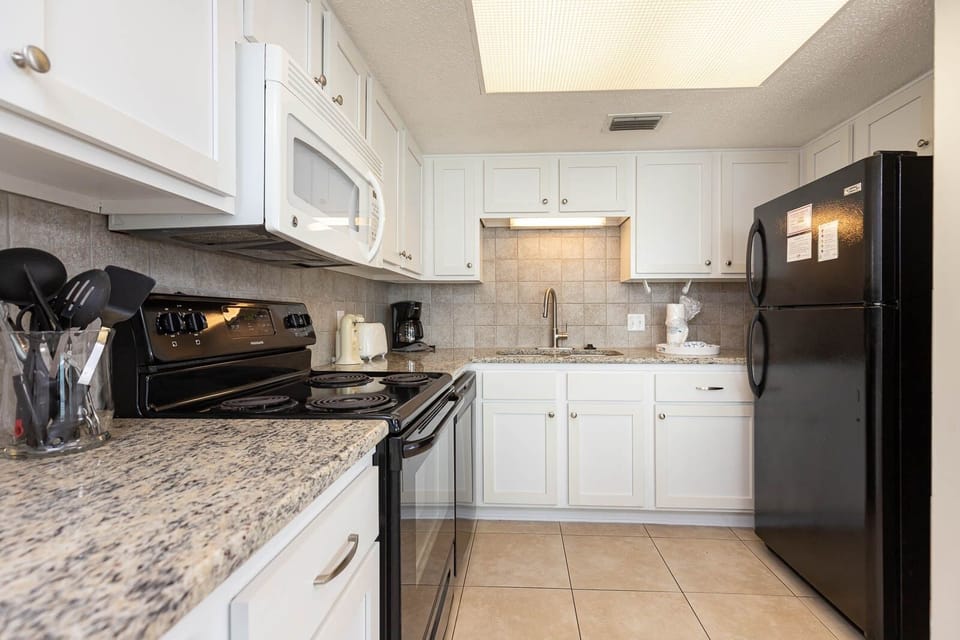 Condo, 1 Bedroom | Private kitchen | Coffee/tea maker, fridge, oven