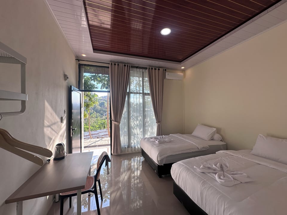 Standard Twin Room, Private Bathroom, Hill View | Desk