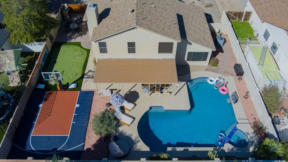 House | 6 bedrooms, high-speed internet