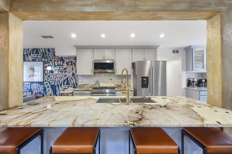 House | 6 bedrooms, high-speed internet