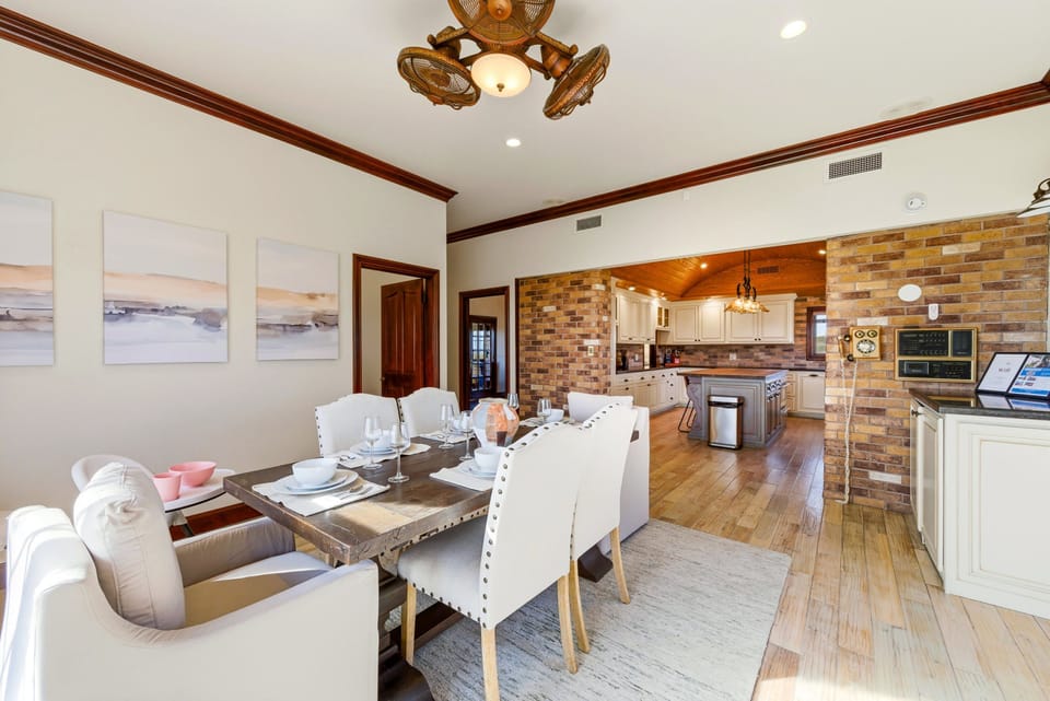 House | 6 bedrooms, high-speed internet