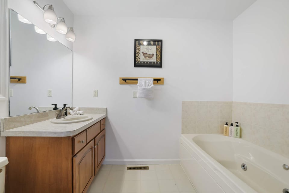 Sleeps 14 Hot Tub Sauna Game Room Fire Pit House in Tunkhannock Township