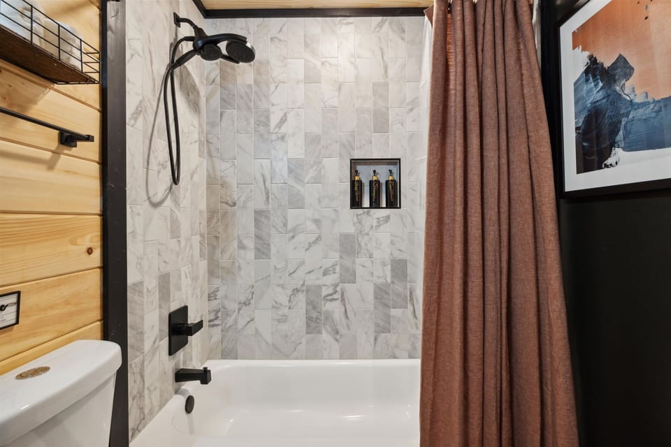 Elevated Smoky Mountain Escape Hot Tub Views Apartment in Pigeon Forge