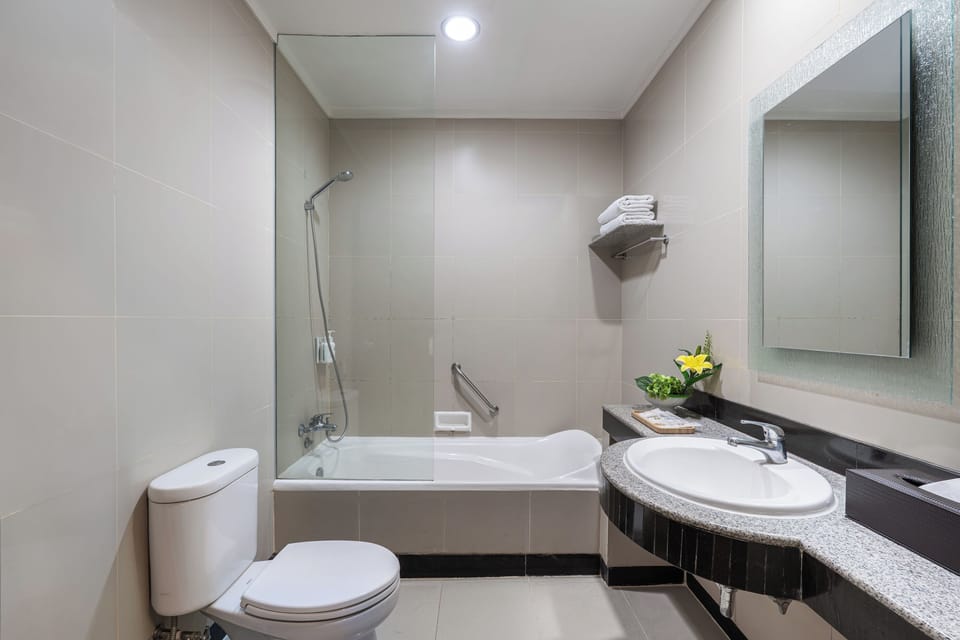 Superior Twin Room | Bathroom | Combined shower/tub, free toiletries, hair dryer, slippers