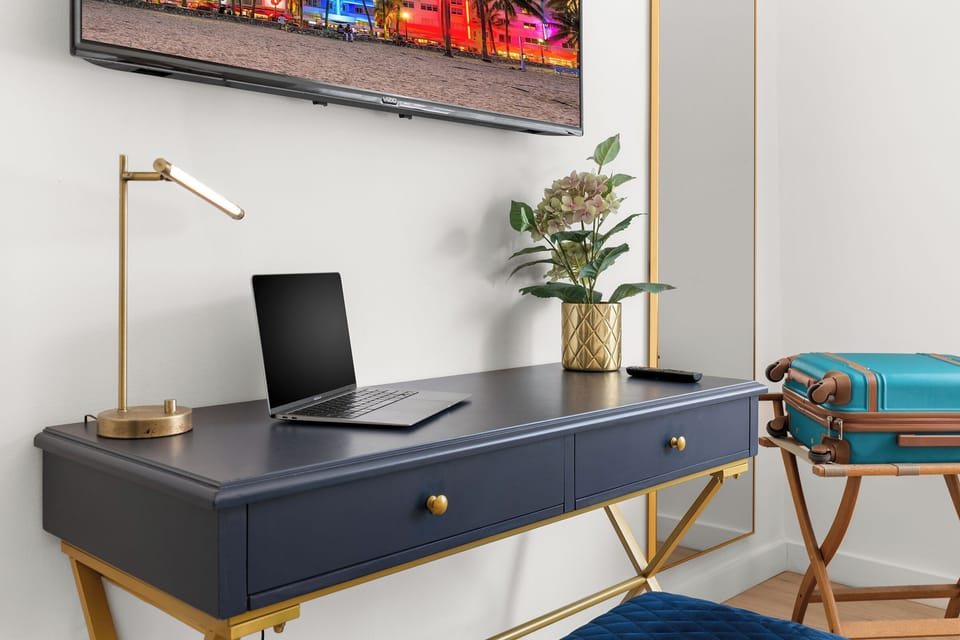 Classic Quadruple Room | Desk, laptop workspace, WiFi (free), bed sheets