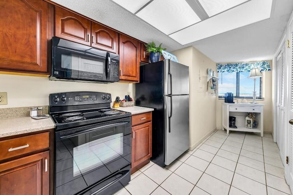 Condo, Multiple Beds (Edgewater #1400 - Emerald View) | Private kitchen